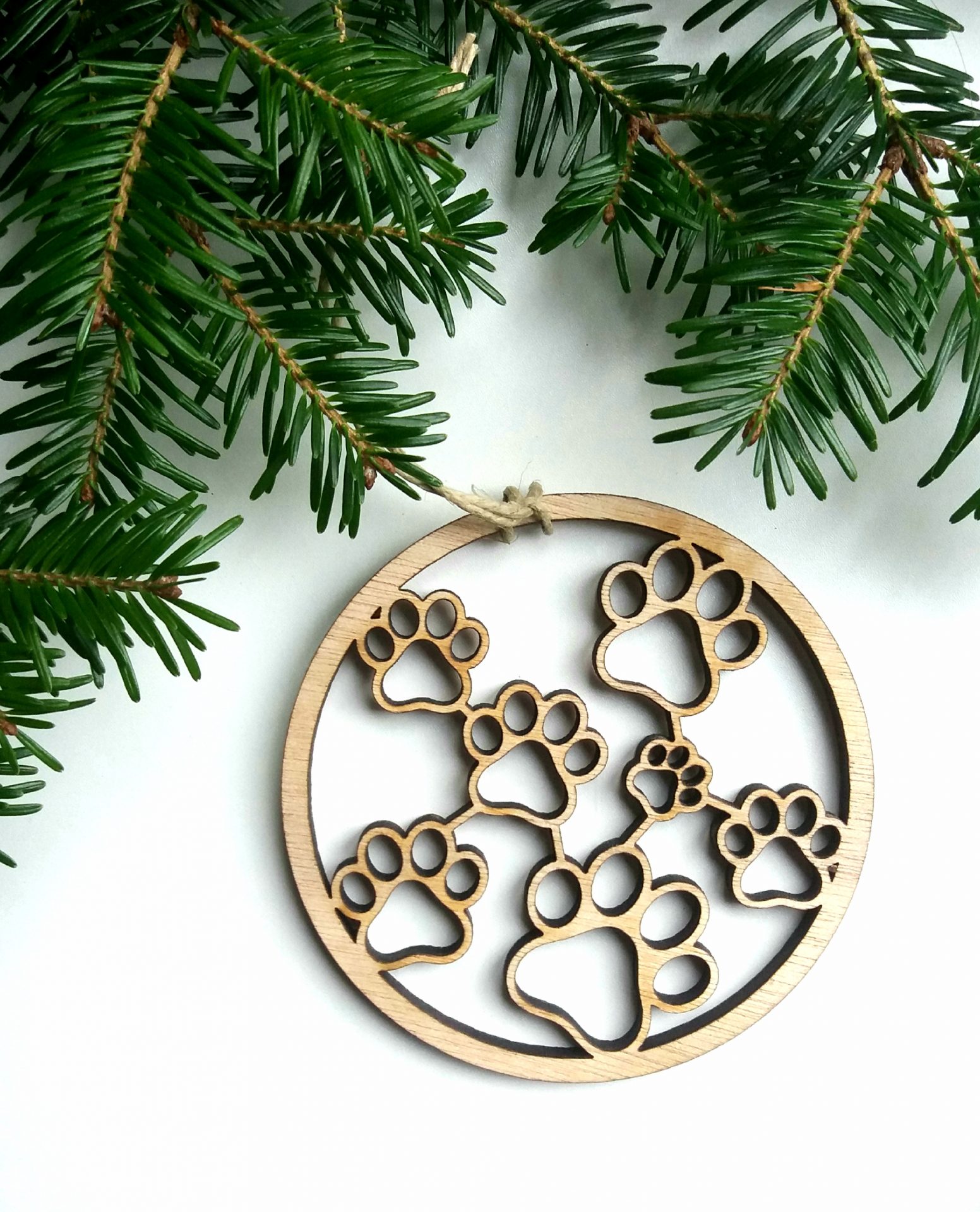 Arbre De Noël Avec Des Empreintes De Pattes De Chiens Et De Chats Joyeux No%c3%abl Gm1344213239 422621779
